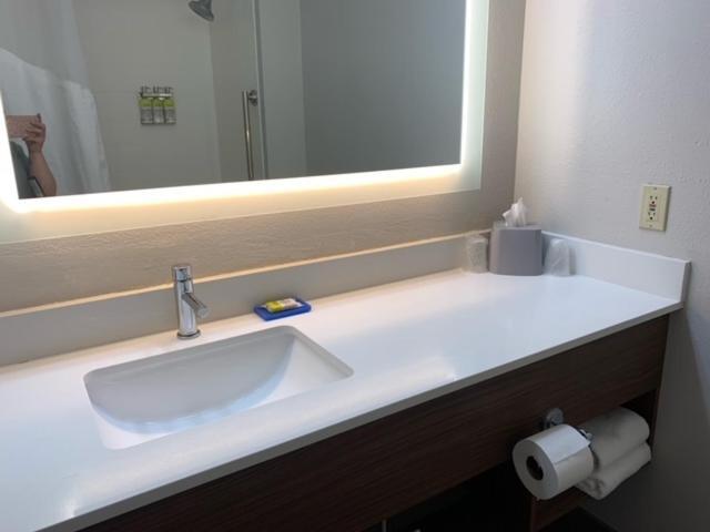 Holiday Inn Express Adrian By Ihg Buitenkant foto